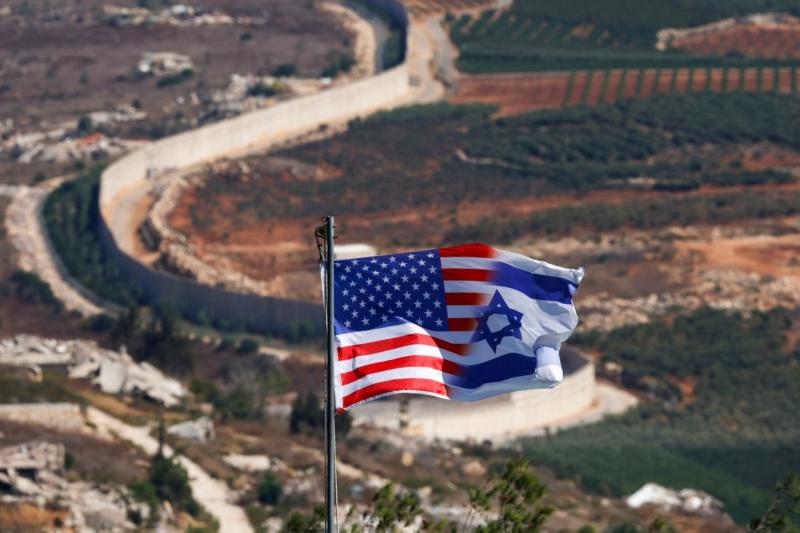 Lübnan sınırına yakın Yukarı Celile'de bulunan Misgav Am kibbutzunda ABD ve İsrail bayraklarını birleştiren ortak bir bayrak göndere çekildi, 20 Eylül 2026.jpeg
