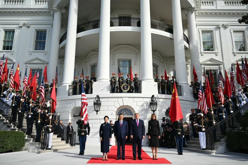 ABD Başkanı Donald Trump ve First Lady Melania Trump, Washington’daki Beyaz Saray'ın Güney Portikosu'na varışlarında Çin Devlet Başkanı Şi Jinping ve eşi Peng Liyuan'ı karşılıyor, 24 Eylül 2026 (AFP.jpeg