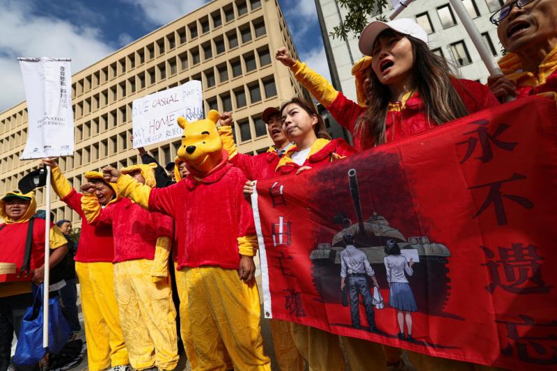 Çin Devlet Başkanı Şi Jinping ile ABD Başkanı Donald Trump’ın görüştüğü gün, Winnie the Pooh kılığına girmiş protestocular Beyaz Saray yakınlarında bir gösteriye katıldı, 24 Eylül 2026, Washington (Reuters.jpeg