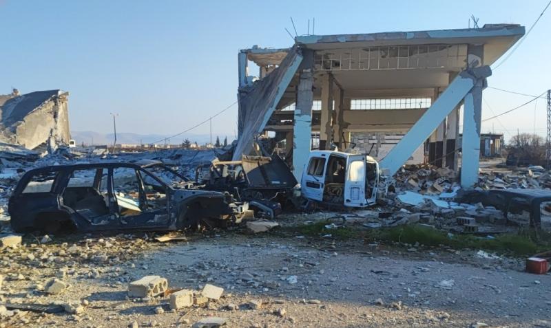 Humus kırsalındaki el-Kusayr kentinde Hizbullah’a ait tahrip olmuş bir karargâh / Fotoğraf: Independent Arabia