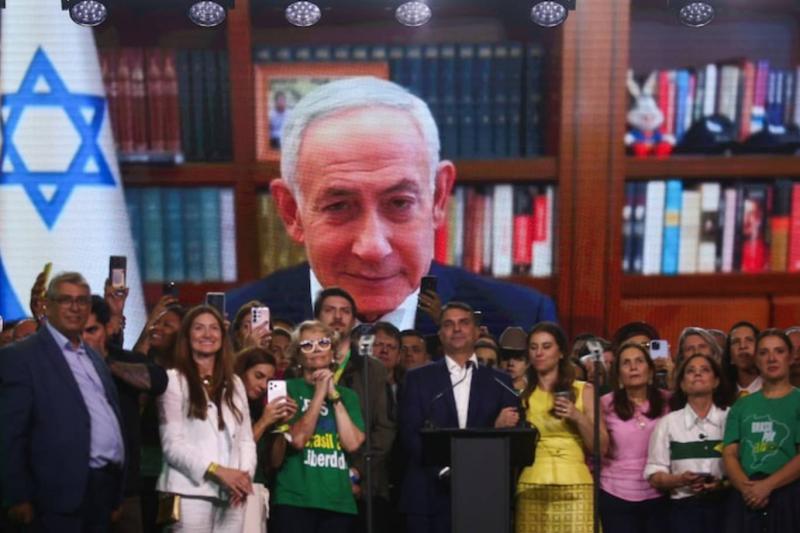 Brezilya'da devlet başkanlığına aday olan Flávio Bolsonaro, 25 Temmuz 2026'da São Paulo'daki Liberal Parti kongresinde İsrail Başbakanı Binyamin Netanyahu'nun video mesajının gösterildiği ekranın önünde / Fotoğraf: Reuters