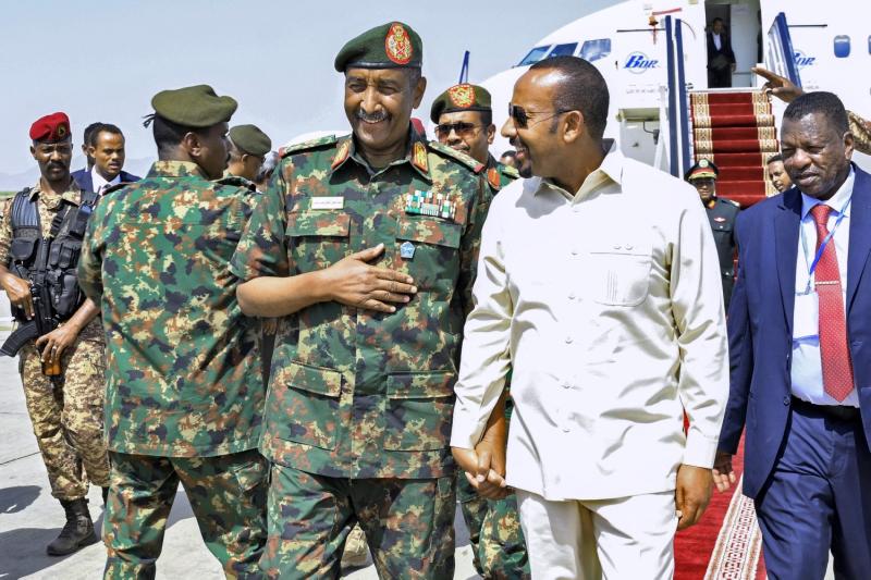 Sudan Egemenlik Konseyi Başkanı General Abdulfettah Burhan, Port Sudan Uluslararası Havalimanı'nda Etiyopya Başbakanı Abiy Ahmed'i karşılıyor, 9 Temmuz 2024 (AFP.jpeg