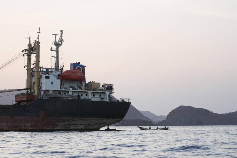 Bab el-Mendeb yakınlarında Yemen kıyısı açıklarında demirleyen bir yük gemisi / Fotoğraf: AFP