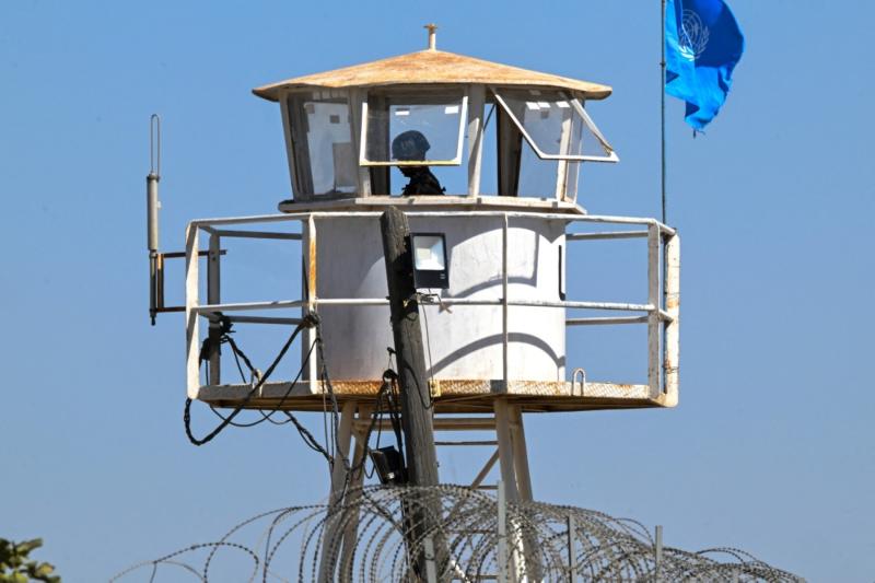 Suriye'nin güneyinde, İsrail tarafından ilhak edilen Golan Tepeleri sınırına yakın Kuneytra'daki gözlem noktasında bir UNDOF askeri nöbet tutuyor, 21 Eylül 2025 / Fotoğraf: AFP