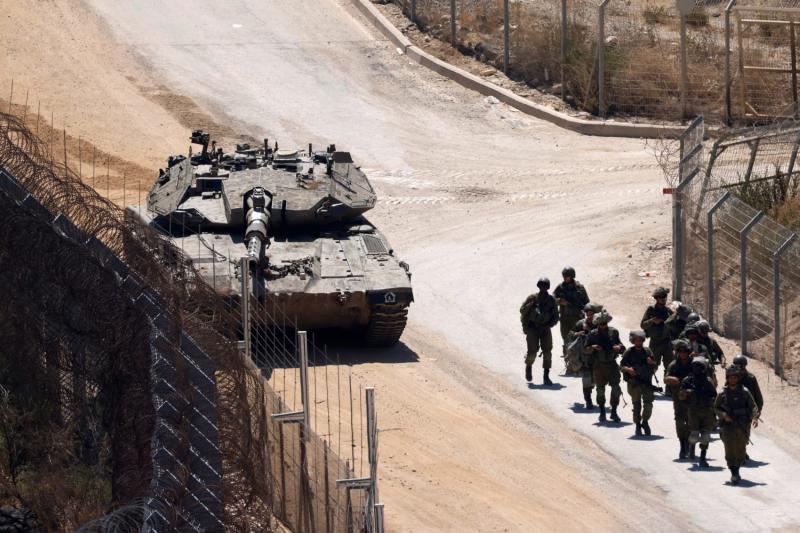 İsrail güçleri, İsrail'in 23 Temmuz 2025'te ilhak ettiği Golan Tepeleri'ndeki Dürzi köyü Mecdel Şems yakınlarındaki Suriye sınırında devriye geziyor / Fotoğraf: AFP