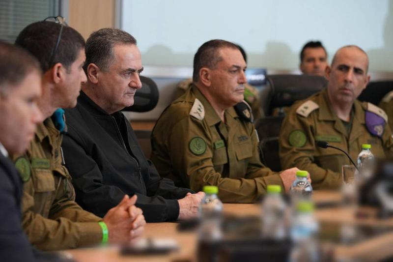 İsrail Savunma Bakanı Yisrael Katz, Genelkurmay Başkanı Eyal Zamir, Askeri İstihbarat Başkanlığı “Aman” Başkanı Şlomi Binder ve üst düzey askeri komutanların katılımıyla 7 Mart 2026'da Tel Aviv'de güvenlik durumunu değerlendirmek üzere toplantı düzenledi 