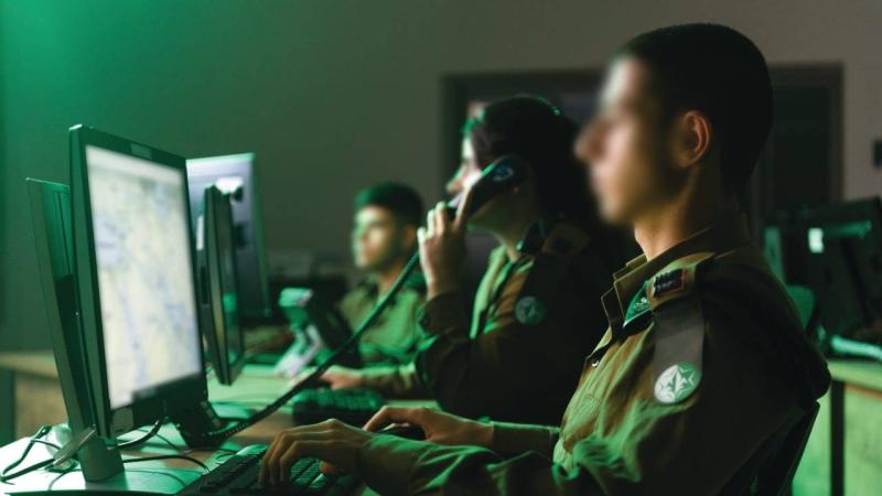 İsrail Askeri İstihbarat Başkanlığı “Aman” bünyesindeki 8200. Birlik personeli, verilerin analizi üzerinde çalışırken (IDF