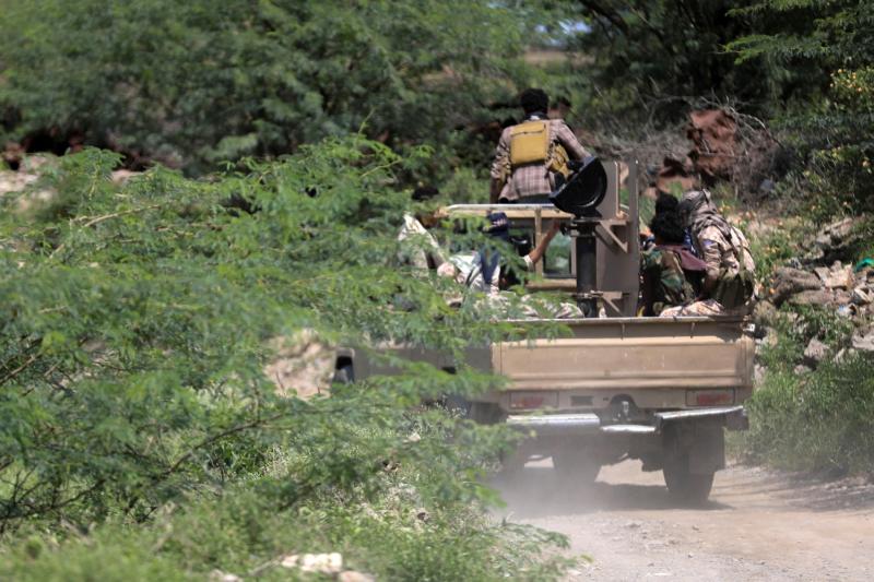 3 Ekim 2026’da, şiddetli çatışmaların sürdüğü bir ortamda, Taiz şehrinin batısındaki Cebel Han cephesi yakınlarında Yemen hükümetine bağlı askerler bir kamyonetle ilerliyorlar / Fotoğraf: AFP