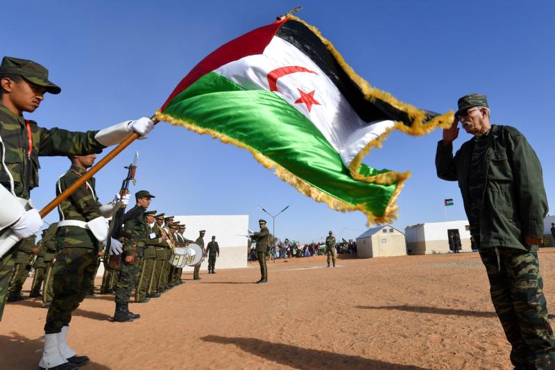 Cezayir'in Tinduf şehrinin yaklaşık 170 kilometre güneydoğusunda bulunan Dakhla mülteci kampında Polisario Cephesi konferansı öncesinde “Sahra Demokratik Arap Cumhuriyeti” bayrağı göndere çekildi, 13 Ocak 2023 / Fotoğraf: AFP