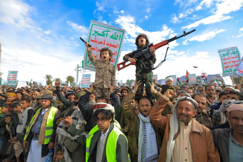 Yemen'in Sana kentinde, ABD-İsrail'in İran'a karşı yürüttüğü savaş sırasında İran ve Lübnan ile dayanışma yürüyüşünde silah taşıyan Husi destekçileri, 27 Mart 2026 / Fotoğraf: AFP
