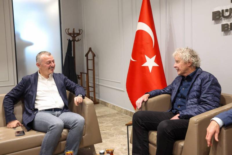 Başkan Tahir Büyükakın, John Perkins ile makamında görüştü..jpg
