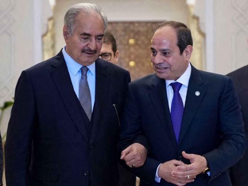 Mısır Cumhurbaşkanlığı tarafından 18 Ocak 2025'te servis edilen bu fotoğrafta, Mısır Cumhurbaşkanı Abdulfettah Sisi (sağda), Doğu Libya kampının güçlü ismi Halife Hafter'i Kahire'de kabul ederken görülüyor (AFP)