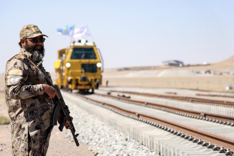 Afganistan'ın Herat eyaletinin Zinda Jan bölgesinde, Afganistan ve İran'ı birbirine bağlayan Herat-Khaf demiryolunun raylarının yakınındaki bir Taliban güvenlik görevlisi, 28 Eylül 2026 (AFP).jpeg