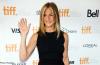 Jennifer Aniston çıplak poz verdiği ünlü portreyi koronavirüs yardımı için