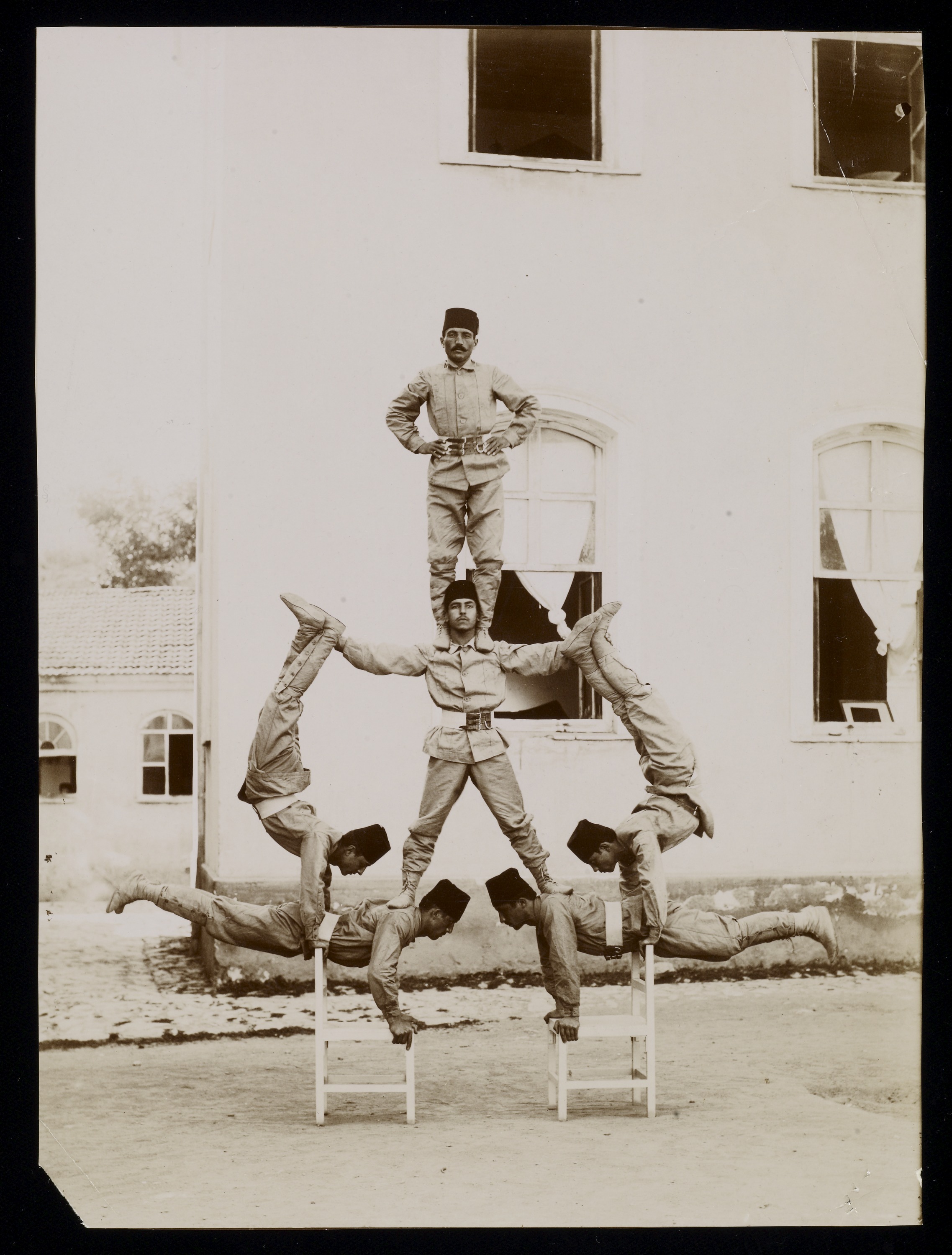 1860 ( Türk jimnastikçiler).jpg