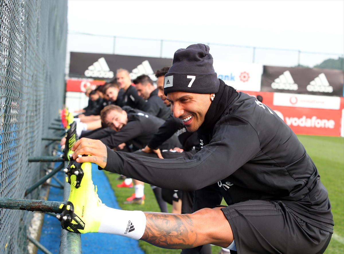 Beşiktaş'ın Antalyaspor maçı hazırlıklarına takımdan ayrılacağı düşünülen Ricardo Quaresma da katıldı  Fotoğraf AA.jpg