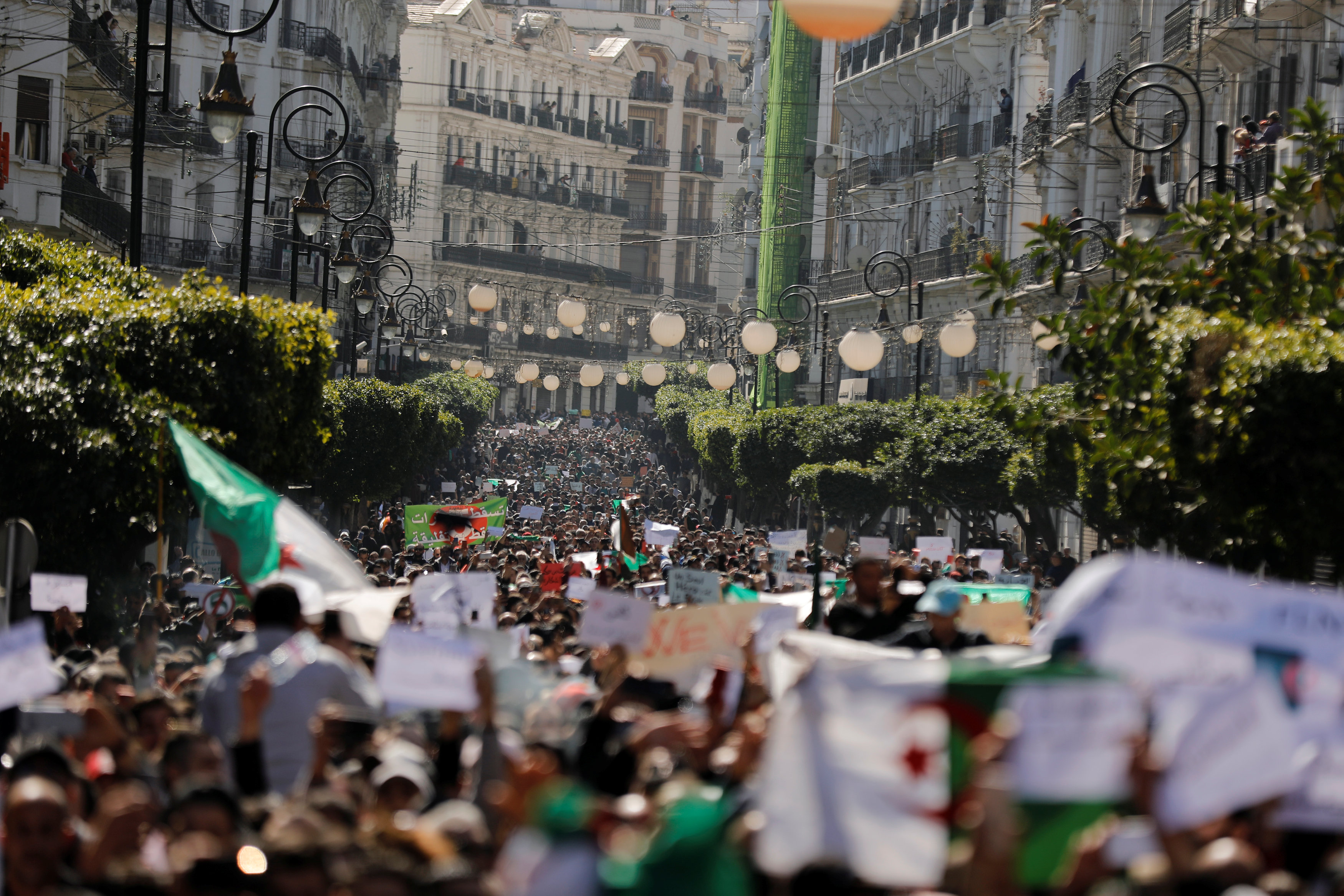 Başkent Cezayir'de toplanan protestocular - Reuters.JPG