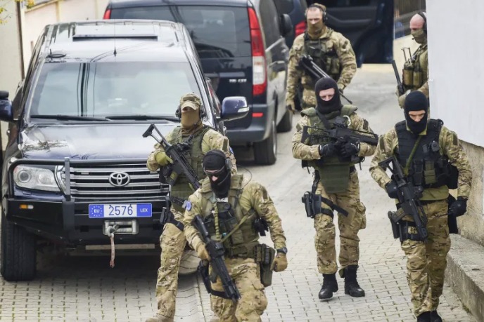 Krasniçi'nin evinde düzenlenen baskından bir görüntü (AFP).jpg