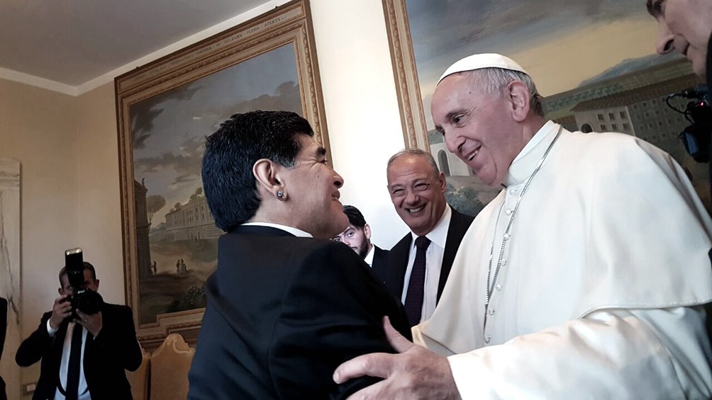Maradona Papa Francisco.jpg